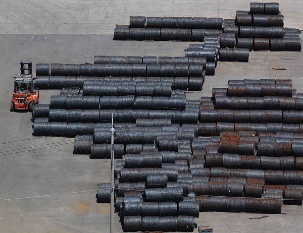 도널드 트럼프 대통령이 미국으로 수입되는 외국산 철강·알루미늄 제품에 대해 인상하기로 한 50% 관세가 발효된 4일 경기도 평택항에 철강 제품이 쌓여 있다. 연합뉴스