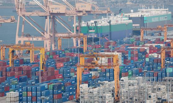 Cargos are piled up at Pyeongtaek Port in Gyeonggi on April 24. [NEWS1]