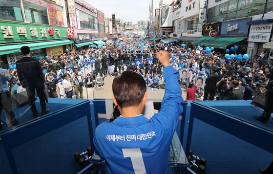 Lee Jae-myung, the new president of Korea, during his campaign at the Suwon Yeongdong Market in Gyeonggi on May 26 [JOONGANG ILBO]
