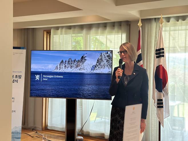 Anne Kari Hansen Ovind, Norwegian ambassador to Korea, speaks at a ceremony marking 40 years of Norwegian salmon sushi, hosted by the Norwegian Embassy in Seoul, at the ambassador's residence in Seongbuk District, northern Seoul, on Thursday. [SEO JI-EUN]