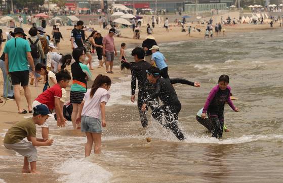 The Haeundae Beach in Busan is filled with visitors on the afternoon of June 8. [JOONGANG ILBO]