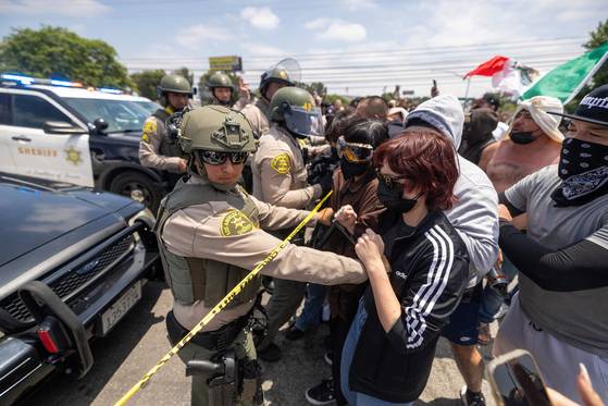 Los Angeles County Sheriff's deputies maintain a cordon during a standoff by protesters and law enforcement, following multiple detentions by Immigration and Customs Enforcement (ICE), in the Los Angeles County city of Paramount, California, U.S., June 7, 2025. [REUTERS/YONHAP]