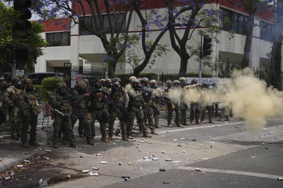 Border Patrol personnel deploy tear gas during a demonstration over the dozens detained in an operation by federal immigration authorities a day earlier, in Paramount, Calif., Saturday, June 7, 2025. [AP/YONHAP]