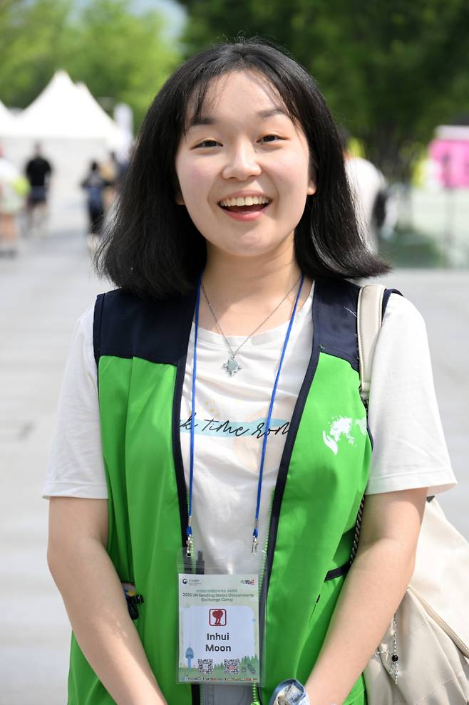 한국인 대학생 문인희씨가 ‘유엔참전국 후손 교류캠프’ 행사에 참가해 광화문광장에서 기념 촬영하고 있다. 그는 참전용사였던 작은 외할아버지를 기리기 위해 캠프에 참여했다고 밝혔다. 서울시 제공