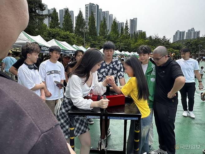 고려인 청소년들이 7일 경기도 안산 화랑유원지에서 열린 고려인 문화축제에서 팔씨름을 하고 있다.