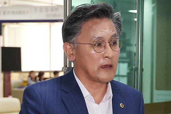 건설업자로부터 금품을 수수한 혐의를 받는 박성만 경북도의회 의장이 지난달 30일 구속 전 피의자 심문(영장실질심사)에 출석하기 위해 서울 서초구 서울중앙지법에 들어서고 있다.   연합뉴스