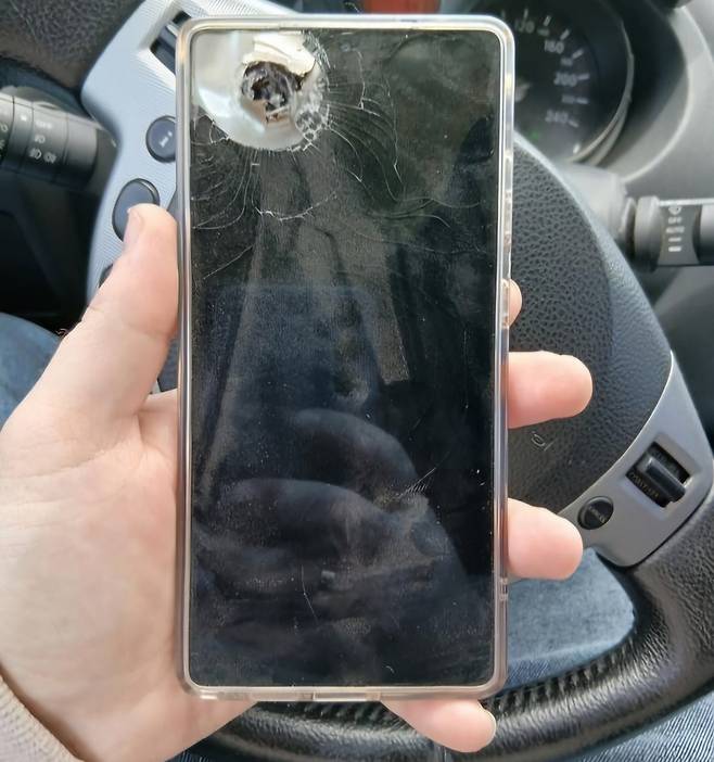 자신을 '우크라이나군 병사'라고 밝힌 한 이용자가 우크라이나 삼성전자 홈페이지 리뷰 게시판에 올린 사진. 우크라이나 삼성전자 홈페이지 캡처