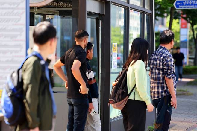 광주 시내버스 노조가 전면 파업에 들어간 5일 오전 광주 서구 치평동 한 버스정류장에서 시민들이 버스를 기다리고 있다. 연합뉴스