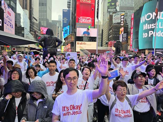 복음의전함이 7일(현지시간) 미국 뉴욕 타임스스퀘어 광장에서 진행한 ‘뉴욕 타임스스퀘어 연합거리전도’에서 참가자들이 찬양을 부르고 있다. 복음의전함 제공