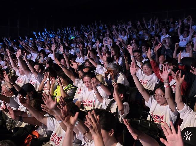 연합거리전도에 앞서 열린 기도회에서 참석자들이 손을 들고 기도하고 있다. 복음의전함 제공
