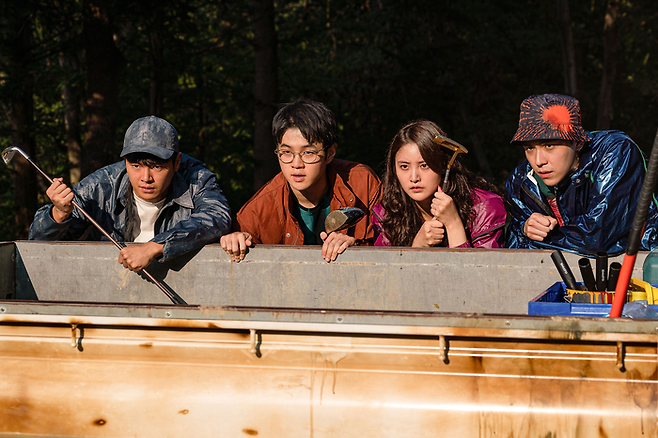 미나의 친구들은 특별한 증거도 없이 상구와 재필을 연쇄살인범으로 지목하고, 구출 작전을 세운다. [NEW]