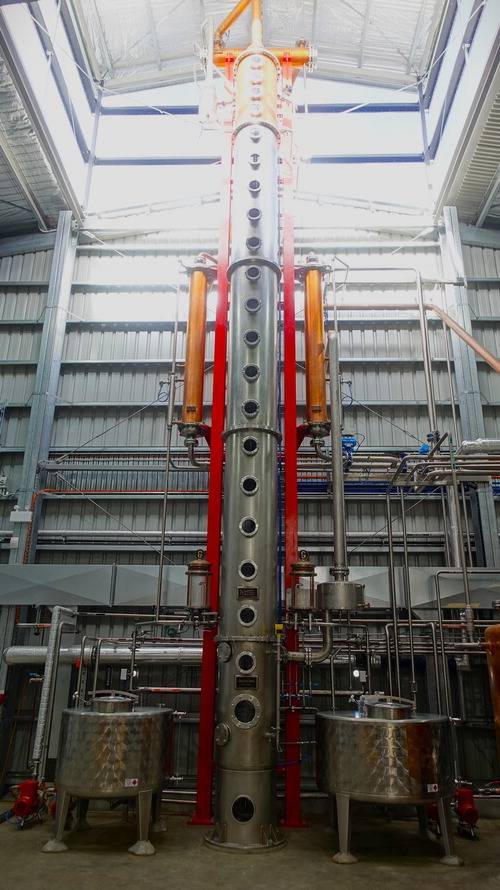 태즈메이니아에서 가장 많은 위스키 생산량을 자랑하는 그린뱅크스 양조장에 있는 연속식 증류기 모습.