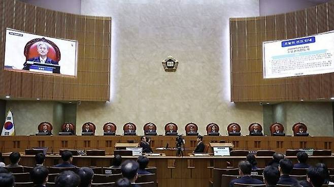 조희대 대법원장을 비롯한 대법관들이 전원합의체 선고를 위해 서울 서초구 대법원 대법정에 입장해 착석해 있다. [사진 = 연합뉴스]