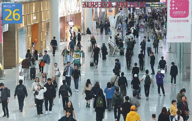 지난달 4일 인천국제공항 제1여객터미널 면세구역이 여행객들로 붐비고 있다. [사진 출처 = 연합뉴스]