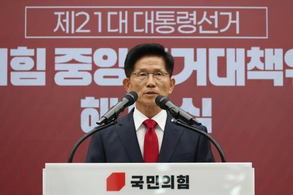 김문수 국민의힘 전 대선 후보가 지난 4일 서울 여의도 중앙당사에서 열린 제21대 대통령선거 국민의힘 중앙선거대책위원회 해단식에서 발언하고 있다. [사진 = 연합뉴스]