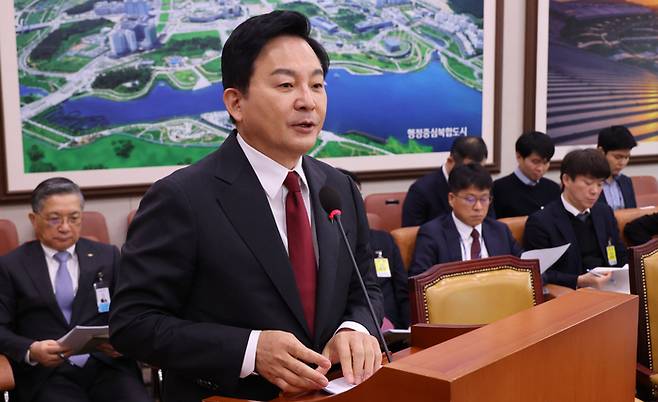 2023년 12월 5일 원희룡 전 국토교통부 장관이 국회 국토교통위원회 전체회의에서 업무보고를 하고 있다. [사진 출처 = 연합뉴스]