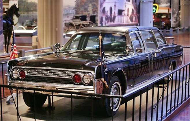 존 에프 케네디 대통령이 탄 링컨 컨티넨탈 4도어 컨버터블 [사진출처=포드박물관]