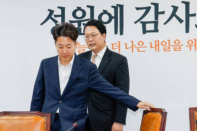 제21대 대통령 선거 후보를 지낸 이준석 개혁신당 의원(왼쪽)과 천하람 대표 권한대행 겸 원내대표가 5일 오후 서울 여의도 국회에서 열린 선거대책본부 해단식에 입장하고 있다. 2025.6.5 [사진 = 뉴스1]