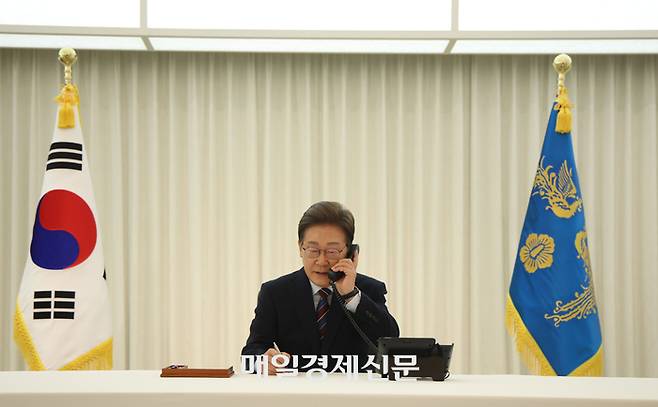 이재명 대통령이 6일 저녁 서울 한남동 관저에서 도널드 트럼프 미국 대통령과 전화 통화를 하기 위해 수화기를 들고 있다. [이승환 기자]