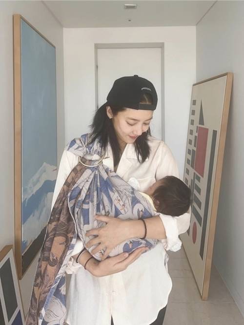 가수 겸 배우 손담비가 딸 해이의 근황을 공개하며 랜선 이모·삼촌들의 마음을 사로잡았다. 사진=손담비 SNS