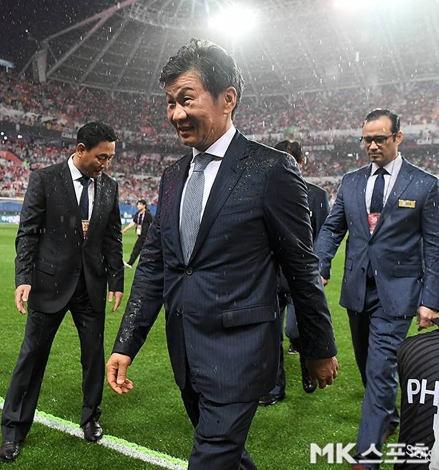 잔니 인판티노 FIFA 회장이 정몽규 대한축구협회장에게 월드컵 본선 진출 축하 서신을 전달했다. 사진=천정환 기자