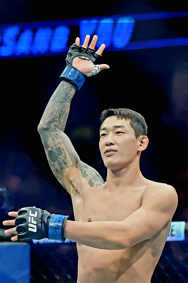 유주상이 2025년 6월 미국 뉴저지주 뉴어크 프루덴셜 센터 UFC 316 제3경기 페더급 출전 선수로 소개받고 있다. 사진=Getty Images=연합뉴스 제공