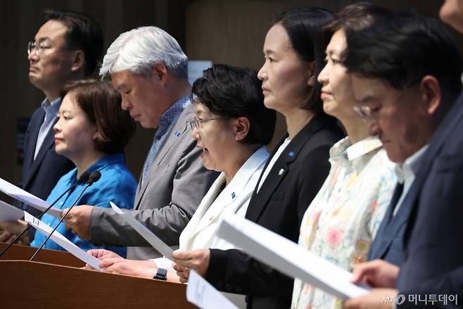 [서울=뉴시스]= 조국혁신당 김선민 대표 권한대행과 서왕진 원내대표 등 의원들이 8일 서울 여의도 국회 소통관에서 이재명 대통령과 불소추 특권 관련 기자회견을 하고 있다. 2025.06.08.