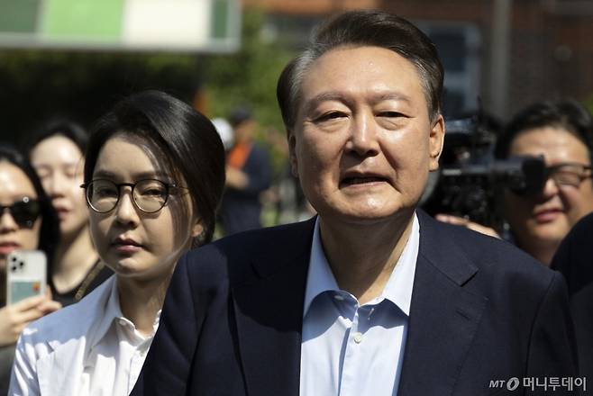 윤석열 전 대통령과 김건희 여사가  제21대 대통령 선거일인 3일 오전 서울 서초구 원명초등학교에 마련된 서초4동 제3투표소에서 투표를 마치고 차량으로 이동하고  있다. (공동취재) 2025.6.3/사진=뉴스1(김명섭 기자)