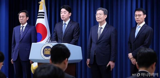 강훈식 대통령 비서실장이 8일 서울 용산구 대통령실 청사에서 수석급 인선 발표를 하고 있다.  이재명 대통령은 대통령실 정무수석비서관에 우상호 전 더불어민주당 비상대책위원장을, 민정수석비서관과 홍보수석비서관에 오광수 대륙아주 변호사와 이규연 전 JTBC 대표를 임명했다고 강 비서실장이 이날 브리핑을 통해 밝혔다.  왼쪽부터 우상호 정무수석, 강훈식 비서실장, 오광수 민정수석, 이규연 홍보수석. 2025.6.8/뉴스1  Copyright (C) 뉴스1. All rights reserved. 무단 전재 및 재배포,  AI학습 이용 금지.