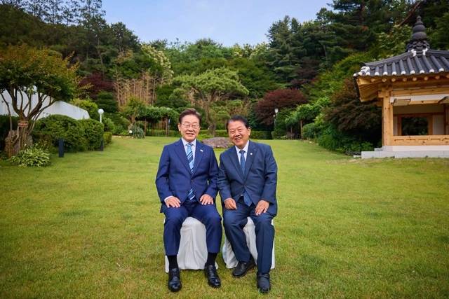 이재명 대통령과 김병주(오른쪽) 더불어민주당 최고위원이 지난 7일 오후 서울 한남동 대통령 관저에서 만찬을 가진 후 기념 촬영을 하고 있다. 김병주 최고위원 페이스북