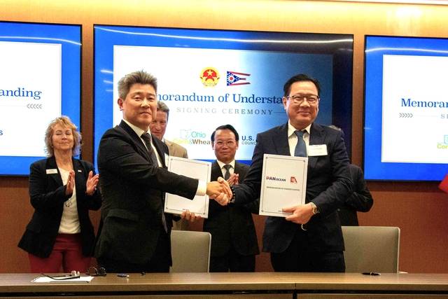 4일(현지시간) 미국 오하이오주 컬럼버스에서 팬오션과 베트남 대표 사료용 곡물 수입 업체인 카이안과의 ‘미국산 곡물 공급을 위한 업무협약(MOU)’ 체결식에서 정도식(왼쪽) 팬오션 싱가폴법인장,  응우옌 투안 남(오른쪽) 카이안 회장이 기념 촬영을 하고 있다. 팬오션 제공.