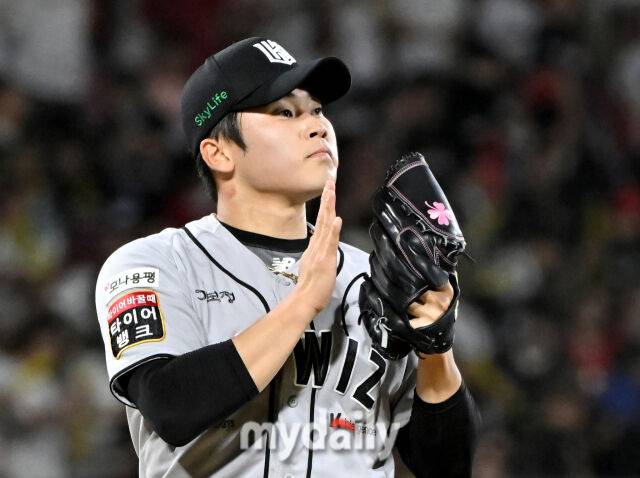 21일 오후 경기도 수원시 조원동 수원kt위즈파크에서 진행된 '2025 프로야구 KBO리그' kt위즈와 KIA타이거즈의 경기. kt 박영현이 3-1로 승리한 뒤 환호하고 있다./마이데일리