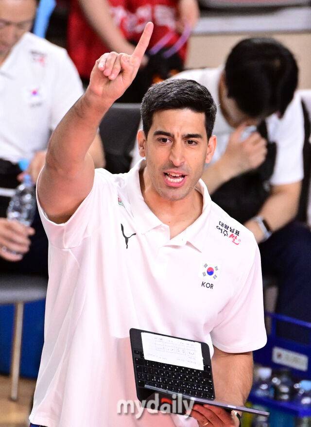 2025년 6월 7일 오후 충청남도 천안시 유관순체육관에서 '2025 남자배구 국가대표 평가전' 대한민국과 네덜란드의 경기가 열렸다.대한민국 라미레즈 감독이 기뻐하고 있다.