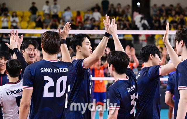 2025년 6월 7일 오후 충청남도 천안시 유관순체육관에서 '2025 남자배구 국가대표 평가전' 대한민국과 네덜란드의 경기가 열렸다.대한민국 임동혁이 세트스코어 3-1(17-15, 25-21, 25-21, 25-23)로 승리한 뒤 기뻐하고 있다./천안=유진형 기자