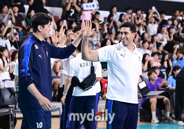 2025년 6월 7일 오후 충청남도 천안시 유관순체육관에서 '2025 남자배구 국가대표 평가전' 대한민국과 네덜란드의 경기가 열렸다.대한민국 라미레즈 감독과 나경복이 세트스코어 3-1(17-15, 25-21, 25-21, 25-23)로 승리한 뒤 기뻐하고 있다./천안=유진형 기자