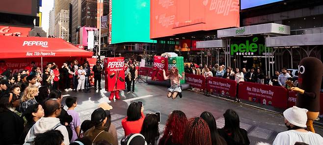 뉴욕타임스스퀘어 빼빼로데이 행사장에서 방문객들이 부대행사를 즐기고 있다. [롯데웰푸드 제공]