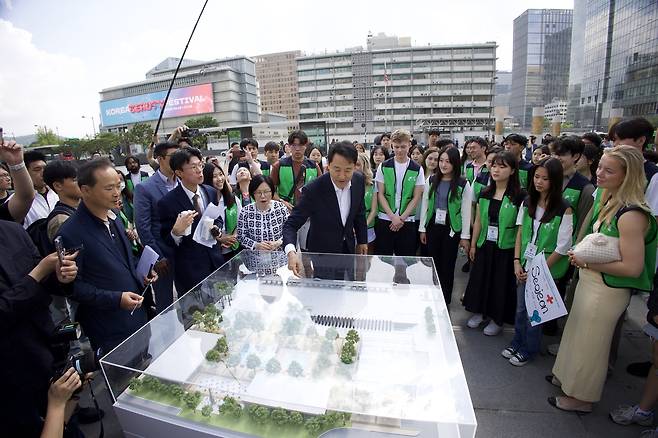 오세훈 서울시장이 8일 서울 광화문광장에서 6·25 전쟁 유엔 참전국 후손 교류캠프 참가자들에게 인사말을 하며 6·25 전쟁 22개 참전국과 국내외 참전용사들을 기리기 위해 조성될 감사의 정원을 소개하고 있다. [서울시 제공]