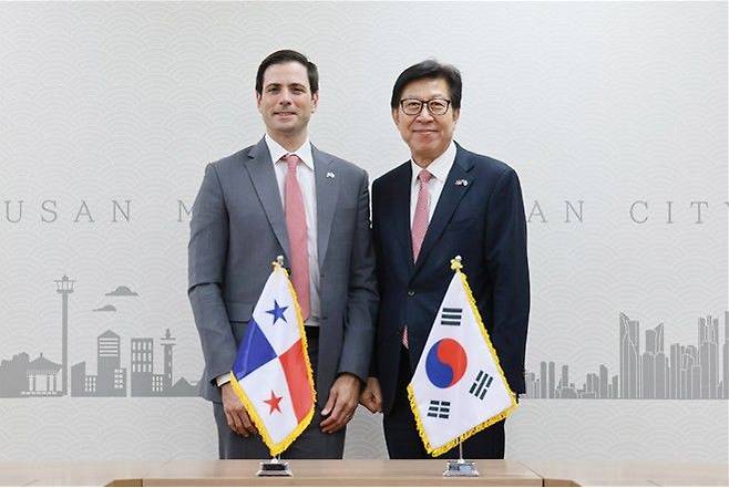 [부산=뉴시스] 박형준 시장(오른쪽)은 디에고 비야누에바 주한 파나마 대사를 시청 국제의전실에서 접견하고 있다. (사진=부산시 제공) 2025.06.08. photo@newsis.com *재판매 및 DB 금지