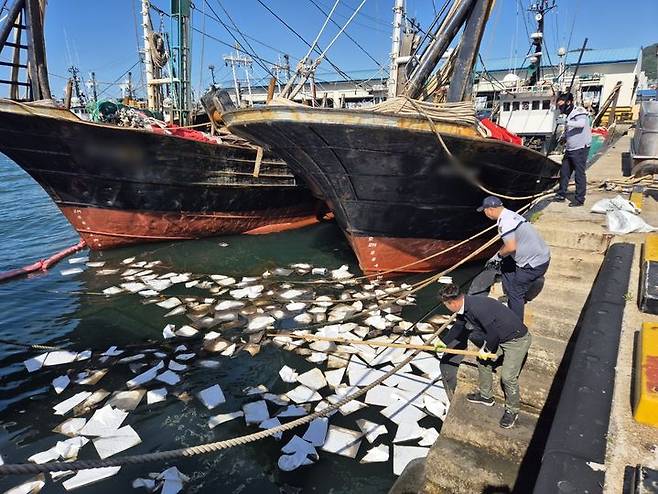 [여수=뉴시스] 8일 오전 전남 여수시 국동항 내 냉동창고 앞 해상 내 어선 A호에서 경유 56ℓ가 유출돼 해경이 방제 작업을 진행하고 있다. (사진=여수해경 제공) 2025.06.08. photo@newsis.com *재판매 및 DB 금지