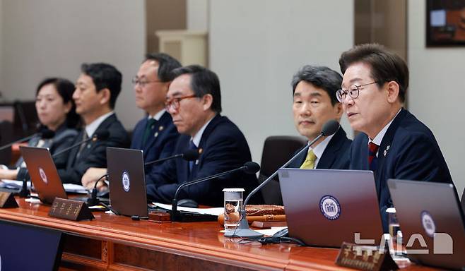 [서울=뉴시스] 고범준 기자 = 이재명 대통령이 5일 서울 용산구 대통령실 청사에서 열린 국무회의에서 발언하고 있다. 2025.06.05. bjko@newsis.com