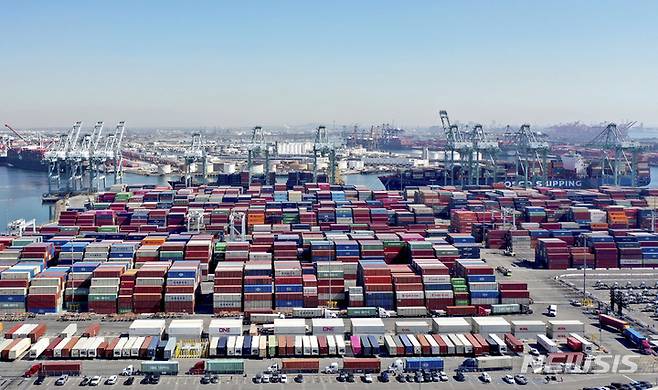 [로스앤젤레스(미국)=AP/뉴시스] 미국 로스앤젤레스 항에 컨테이너, 선박, 트럭들의 모습이 보인다.  미국 최대의 항만인 이 곳은 트럼프의 관세전쟁으로 화물 입출입이 줄어들면서 일자리도 거의 절반으로 줄었다고 6월 7일 LA타임스가 보도했다. 2025.06. 08.