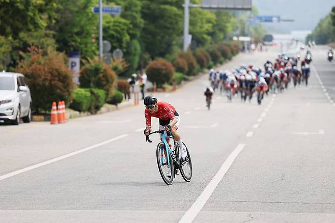 [창원=뉴시스] 강경국 기자 = 경상남도가 주최한 국제도로사이틀대회 '투르 드 경남 2025'에 참가한 선수들이 8일 경남도청광장 일원에서 열린 창원 구간을 질주하고 있다. (사진=창원시청 제공). 2025.06.08. photo@newsis.com *재판매 및 DB 금지