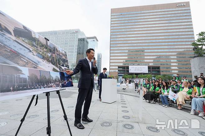 [서울=뉴시스] 김진아 기자 = 오세훈 서울시장이 8일 서울 종로구 광화문광장에서 '유엔 참전국 후손 교류캠프'에 참가 중인 6·25전쟁 참전국 후손들에게 '감사의 정원'을 소개하고 있다. 2025.06.08. bluesoda@newsis.com