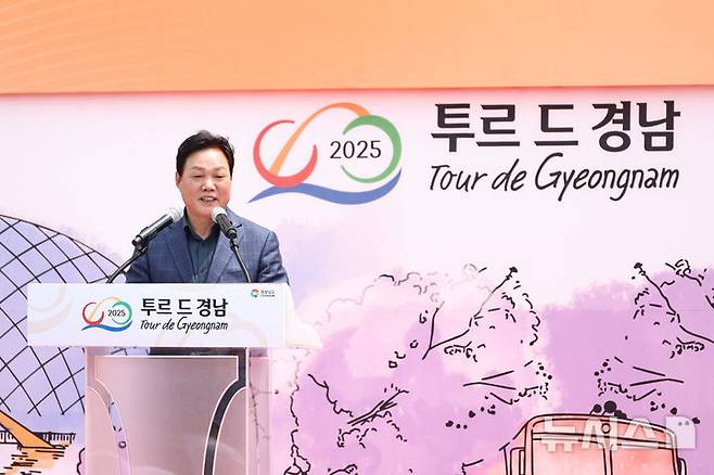 [창원=뉴시스]박완수 경남도지사가 8일 도청광장에서 열린 경남도 주최 '투르 드 경남 2025' 종합시상식 및 폐막식에서 폐회사를 하고 있다.(사진=경남도 제공) 2025.06.08. photo@newsis.com