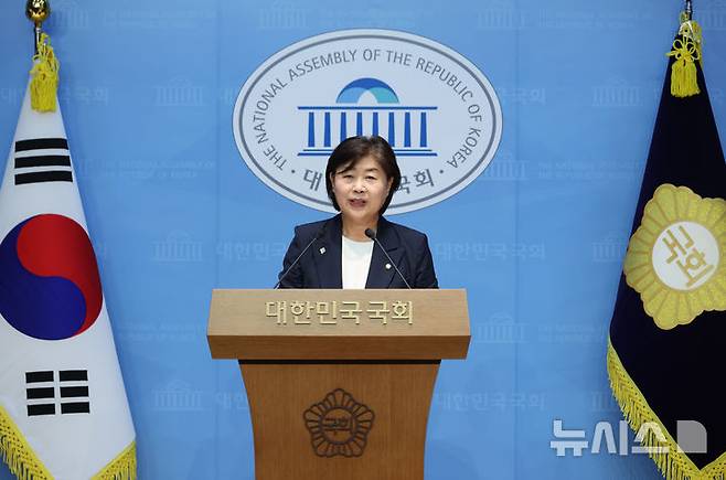 [서울=뉴시스] 고승민 기자 = 차기 더불어민주당 원내대표 선거에 출마하는 서영교 의원이 8일 서울 여의도 국회 소통관에서 기자회견을 하고 있다. 2025.06.08. kkssmm99@newsis.com