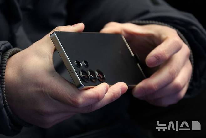 [서울=뉴시스] 고범준 기자 = 지난 2월 4일 오전 서울 마포구 머큐어 앰배서더 호텔 홍대 T팩토리에서 열린 SKT 갤럭시S25 출시 기념 개통 행사에서 한 고객이 삼성전자 갤럭시 S25 제품을 살펴보고 있다. 2025.02.04. bjko@newsis.com