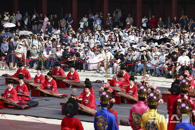 [서울=뉴시스] 김근수 기자 = 8일 오후 서울 종로구 경복궁 근정전에서 세종조 회례연이 펼쳐지고 있다.궁중 연례악과 무용을 재현한 세종조 회례연은 지난 2013년 이후 12년 만에 경복궁에서 다시 열렸다. 2025.06.08. ks@newsis.com
