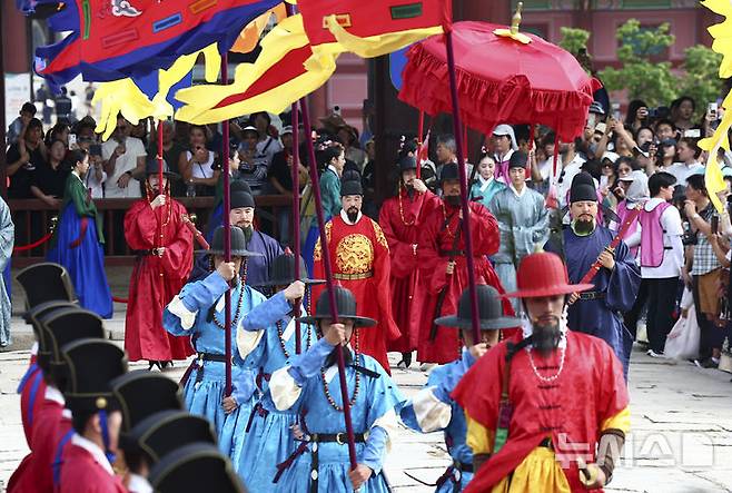 [서울=뉴시스] 김근수 기자 = 8일 오후 서울 종로구 경복궁 근정전에서 세종조 회례연이 펼쳐지고 있다.궁중 연례악과 무용을 재현한 세종조 회례연은 지난 2013년 이후 12년 만에 경복궁에서 다시 열렸다. 2025.06.08. ks@newsis.com