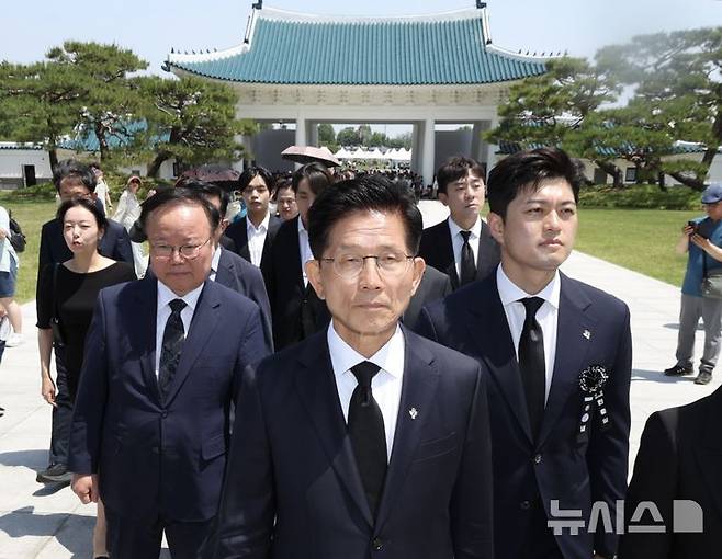[서울=뉴시스] 김명년 기자 = 김문수 전 국민의힘 대통령 후보가 현충일인 6일 오전 서울 동작구 국립서울현충원에서 김용태 국민의힘 비상대책위원장과 대선 캠프 참모들과 함께 현충탑에 참배하기 위해 시민들 뒤로 줄 서고 있다. 2025.06.05. kmn@newsis.com