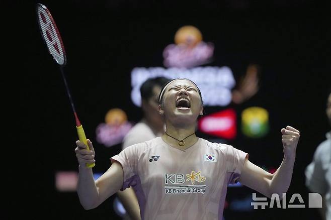 [자카르타=AP/뉴시스] 안세영(1위)이 8일(현지시간) 인도네시아 자카르타 이스토라 스타디움에서 열린 세계배드민턴연맹(BWF) 월드투어 슈퍼 1000 인도네시아 오픈 여자 단식 결승에서 왕즈이(2위·중국)를 꺾은 후 포효하고 있다. 안세영이 2-1(13-21 21-19 21-15)로 역전승을 거두고 4년 만에 정상을 탈환했다. 2025.06.08.
